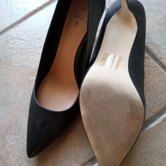 Black Pumps - Picture 3 of 4